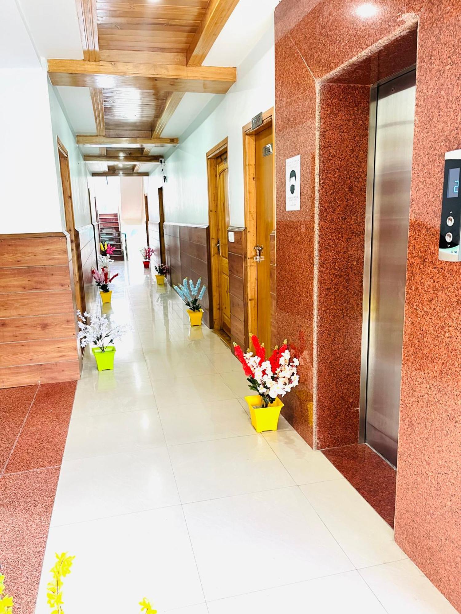 Vista Resort, Manali - ! Near Mall Road !! Hot & Cold Ac Rooms !! Best Selling !! Big Parking !! Luxury Collection !! Open Terrace !! Lift !! Playing Zone !! Property Of The Year ! エクステリア 写真
