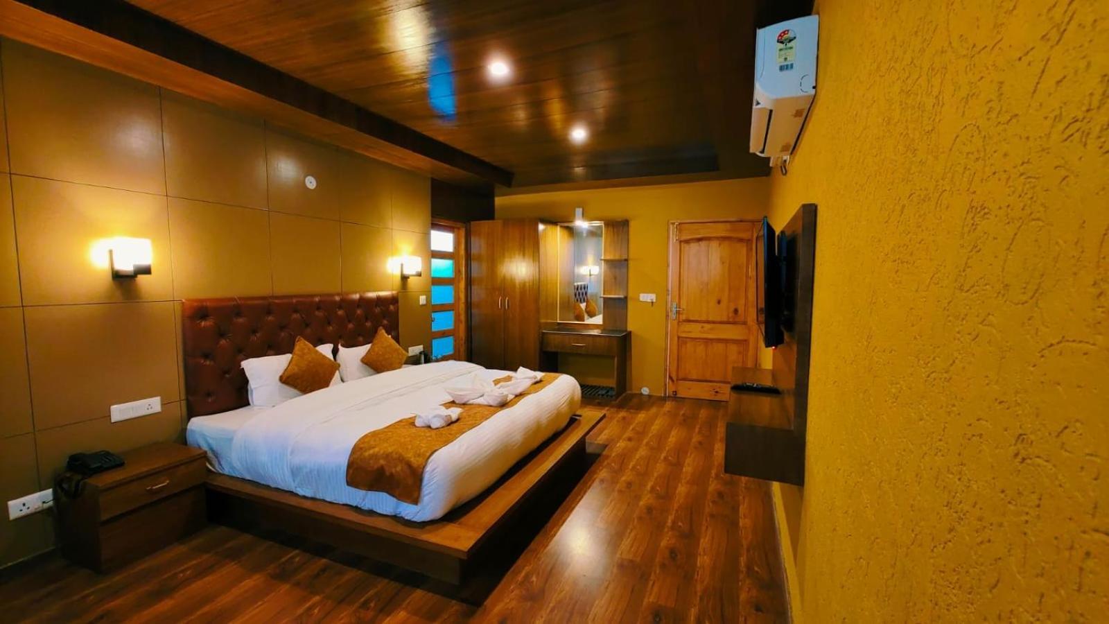Vista Resort, Manali - ! Near Mall Road !! Hot & Cold Ac Rooms !! Best Selling !! Big Parking !! Luxury Collection !! Open Terrace !! Lift !! Playing Zone !! Property Of The Year ! エクステリア 写真