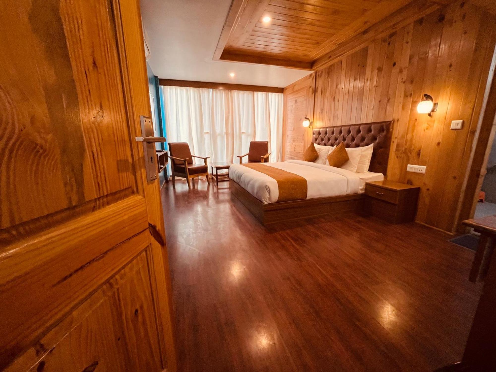 Vista Resort, Manali - ! Near Mall Road !! Hot & Cold Ac Rooms !! Best Selling !! Big Parking !! Luxury Collection !! Open Terrace !! Lift !! Playing Zone !! Property Of The Year ! エクステリア 写真